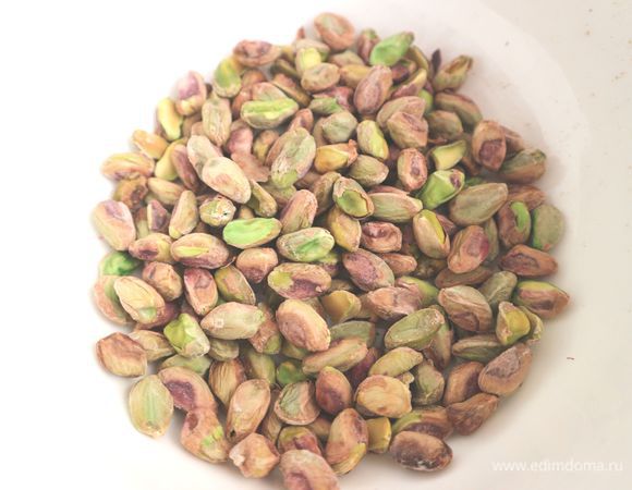 Фисташки почистить.