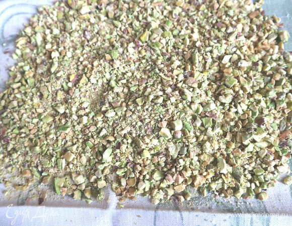 Измельчить 100 г фисташек.