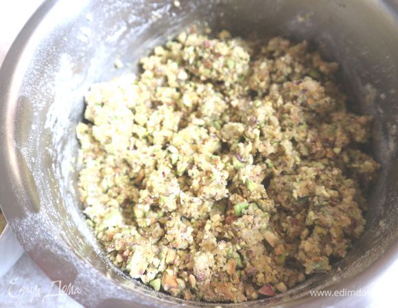 Взбить желток с сахарным песком и маслом, затем добавить ванильный сахар, муку, фисташки, перемешать.