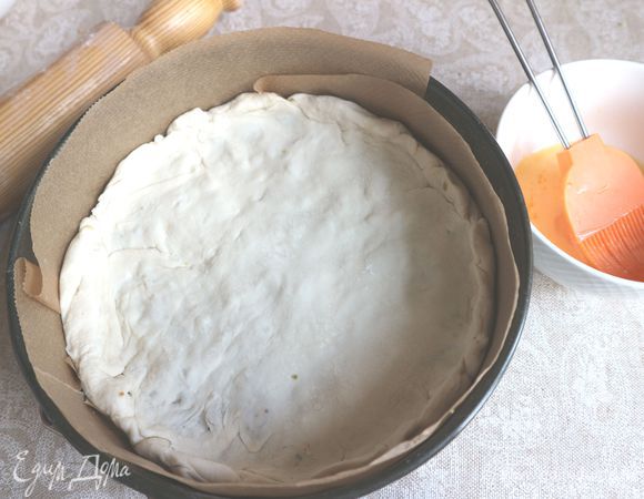 Закрыть сверху слоем теста. Защипнуть края.