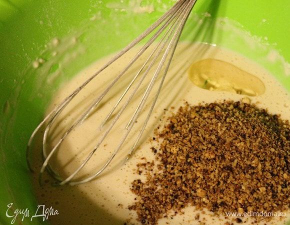 Смешать все ингредиенты для опары, накрыть полотенцем и оставить в теплом месте на 15-20 минут. В подошедшую опару добавить 100 г муки, орехи и масло. Перемешать. Добавить разрыхлитель и оставшуюся просеянную муку. Замесить тесто и скатать его в шар. Оставить в теплом месте на 1,5 часа. Один раз обмять, за все это время.