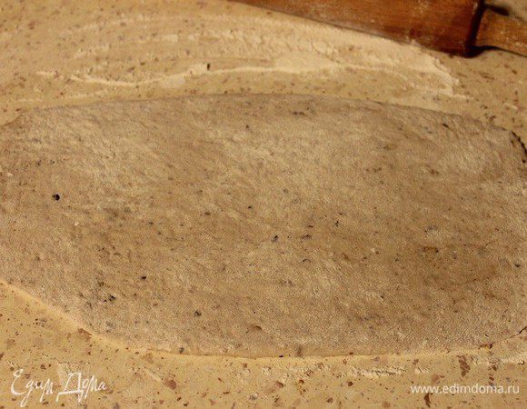 Каждую часть раскатать в овал.
