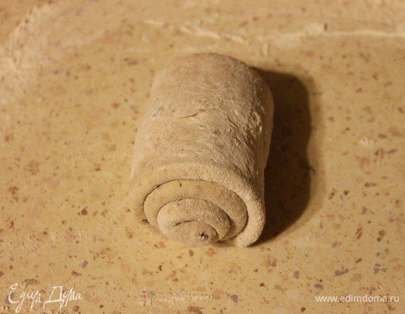 Далее скрутить рулетом.