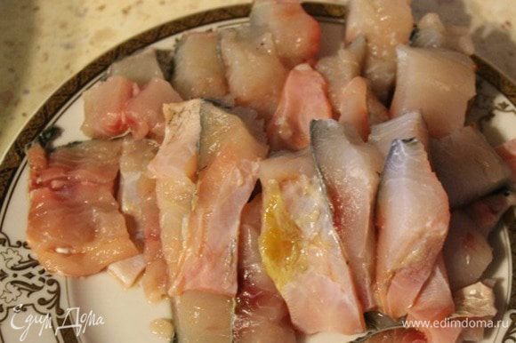 Рыбу очистить от чешуи, выпотрошить и разделать на филе. Затем нарезать тонкими полосками, шириной 1-1,5 см.
