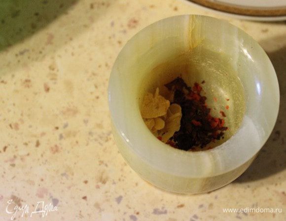 Хлопья острого перца и пластинки сушеного чеснока измельчить в ступке.
