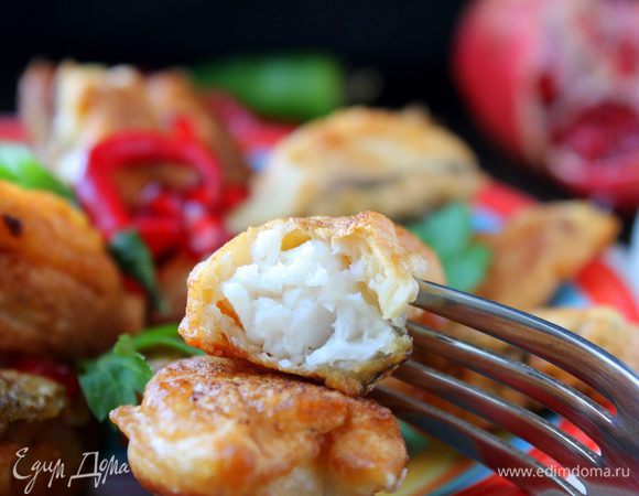 Кусочки рыбы обмакнуть в кляр и обжарить в растительном масле, с двух сторон до золотистого цвета. Подавать сразу же с любимым соусом. Приятного аппетита!
