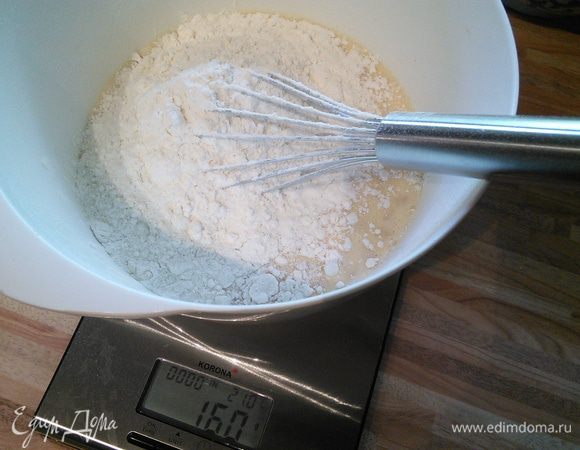 В миске взболтать яйца с сахаром, солью и молоком. Добавить муку и размешать, чтобы не было комочков.