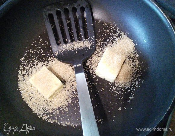 В сковороде разогреть масло с сахаром.