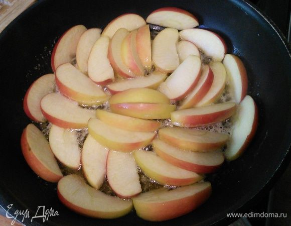 Выложить яблочные дольки, посыпать по вкусу корицей и обжарить до легкой карамелизации.