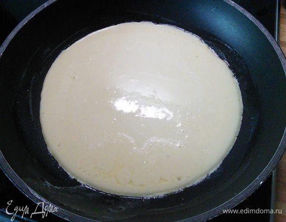 Другую сковородку смазать маслом и вылить на нее 1/4 от всего теста.