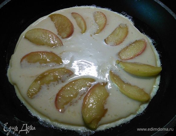 Разложить яблочные дольки. Печь блины на среднем огне, когда донышко блина схватится, аккуратно перевернуть на другую сторону.