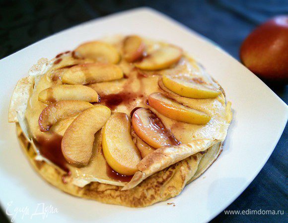 Выпечь 4 блина. Подавать сразу. У меня с клюквенным сиропом.