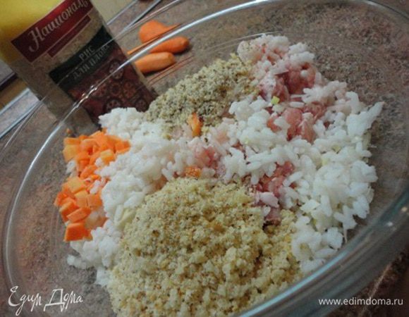 К фаршу добавить нарезанные кубиками лук и морковь, рис, яйца, панировочные сухари, орехи. Посолить, поперчить и перемешать. Можно сформовать батон и выпекать на смазанном маслом противне.