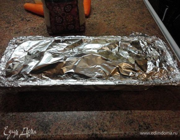 Можно сформовать батон и выпекать на смазанном маслом противне. Я использовала форму для кекса. И первые 20 минут запекала, прикрыв фольгой. Оставшиеся 25 минут уже без фольги. Температура 180°С.