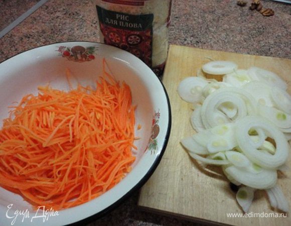Морковь и лук для гарнира нарежьте соломкой. Мне нравится морковь, натертая на корейской терке. Перчик чили освободить от семян и нарезать соломкой.