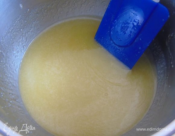 В кастрюлю положите сливочное масло, мед (кукурузный сироп), сахар. Поставьте на средний огонь и помешивая доведите до растворения сахара. Остудите до комнатной температуре.