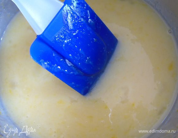 В остывшую смесь добавьте яйцо и молоко (теплое). Хорошо размешайте.