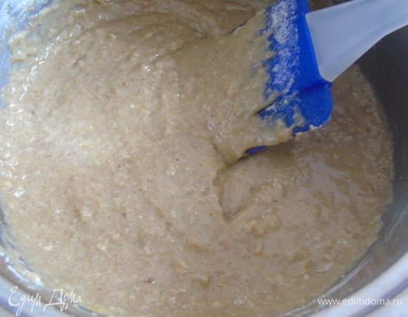 Соедините сухие и жидкие ингредиенты, размешайте.