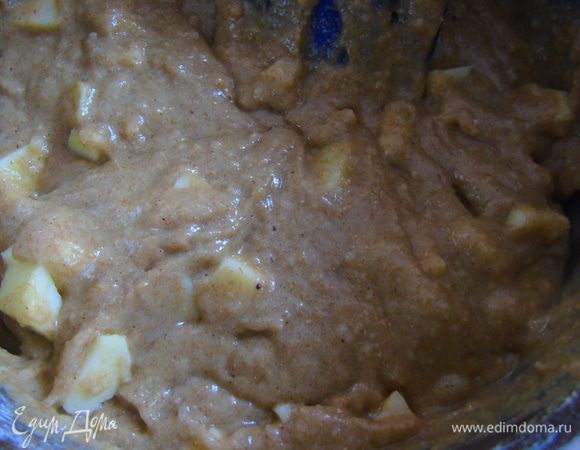 Яблоко очистите и нарежьте кубиками, добавьте в тесто. 