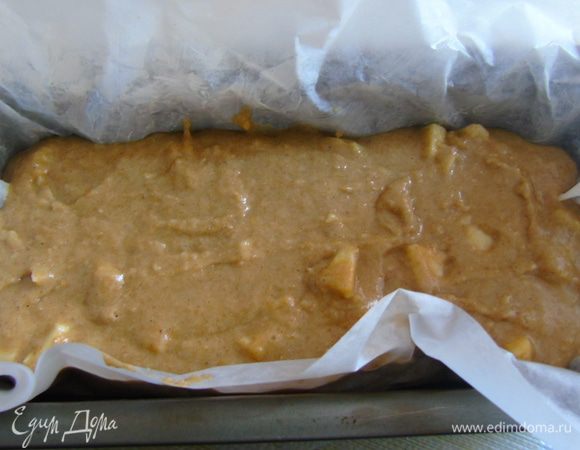 Форму смажьте маслом или как я застелите пергаментом, вылейте тесто, присыпьте миндальными лепестками и отправьте в разогретую до 170°С духовку на 45-55 минут, до сухой спички.