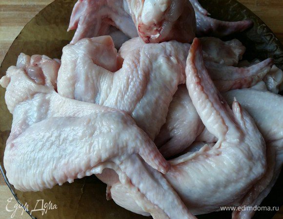 Возьмем куриные крылышки 700 г или 8 шт. Почистим, помоем.