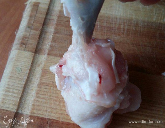 Теперь берем одну часть, с узкого края ножом подрезаем сухожилия и опускаем мясо по косточке, зачищая ножом до второго края кости.
