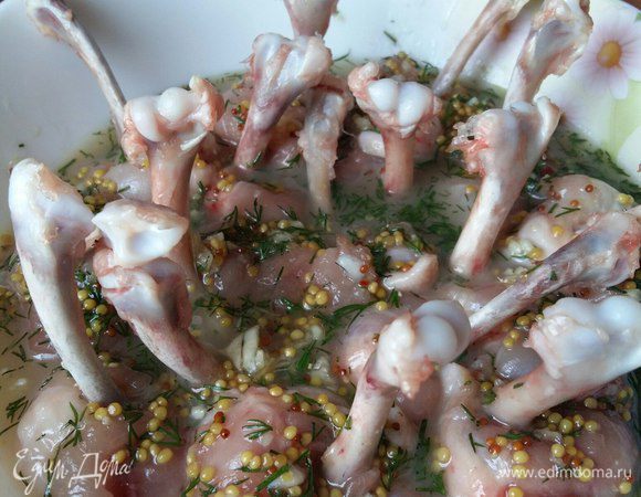 И перекладываем в мисочку. Оставляем мариноваться на 1 час. Можно и больше времени мариновать крылышки. Косточки должны оставаться сухими и в мариновании не участвовать.