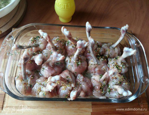 После маринования отправляем крылышки в форму для запекания, разогреваем духовку до 220°С и ставим запекаться на 35-40 мин до готовности и румяного цвета.