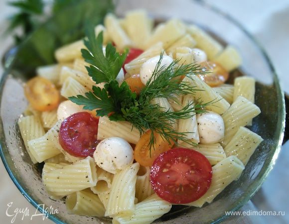 Любую пасту отварить. Желательно аль денте. Воду слить, промыть пасту под холодной водой, дать стечь жидкости. 