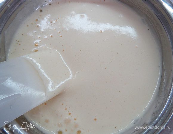 Убираем нашу кастрюльку с водяной бани и взбиваем на высокой скорости миксера до пышности и плотности массы. В конечном итоге яичная масса должна сильно побелеть и уплотниться, если провести по поверхности линию, должен оставаться четкий след.