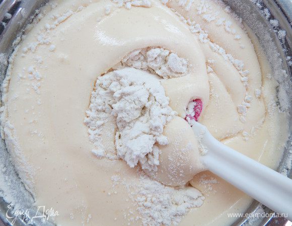 Муку просеять. Топим сливочное масло и остужаем до комнатной температуры. Добавляем бОльшую часть просеянной муки в тесто, вымешиваем. Затем по стеночке постепенно подбавляем растопленное масло, тщательно вымешиваем.
