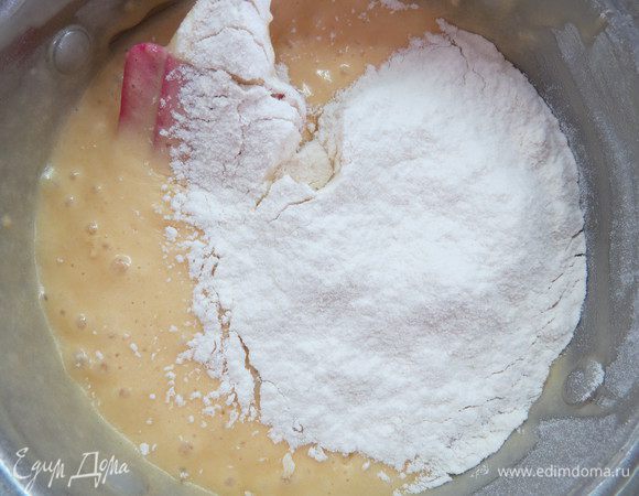 В конце добавляем оставшуюся муку и еще раз тщательно вымешиваем лопаткой до однородности. Тесто выливаем в две формы диаметром примерно 18 см. Либо можно выпечь тесто на противне и потом уже вырезать два круга нужного диаметра. Также жизнеспособен вариант испечь два коржа пооочередно.