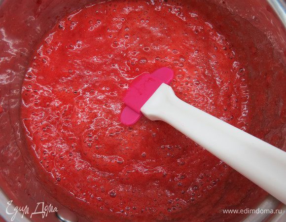 400 г клубники измельчить блендером. Выкладываем пюре в кастрюльку и ставим на средний огонь и доводим до кипения.