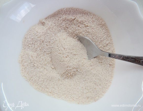 Тем временем сахар смешиваем с агаром и всыпаем тонкой струйкой в кипящее пюре.