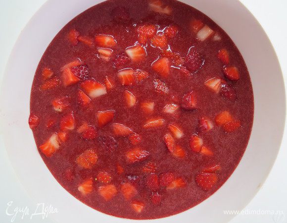 Выливаем горячий мармелад в силиконовые формы диаметром 16 см (у меня были формы чуть бОльшего диаметра), я потом обрезала мармелад кольцом до нужного диаметра. Пока мармелад не застыл, быстренько выкладываем порезанные кусочки клубники. Это придаст мармеладному слою дополнительный вкус и сочность. Для удобства сборки мармеладные слои можно подморозить, но это совсем не обязательно.