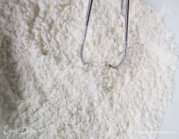 Готовим фисташковый крем-мусс. Начнем с заварной основы. В миску насыпаем 70 г сахара, 50 г крахмала, перемешиваем.