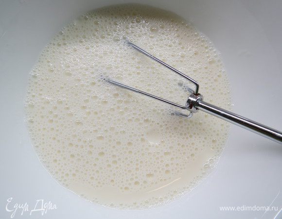 Добавляем 200 мл молока, хорошо перемешиваем.