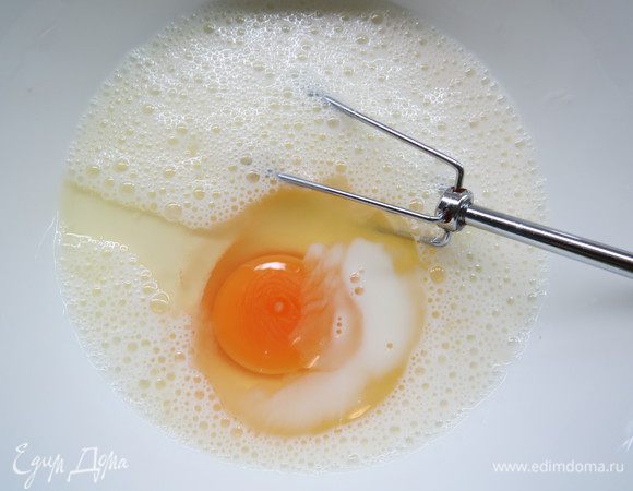 Затем добавляем по одному 4 яйца, вымешиваем и отставляем в сторону.