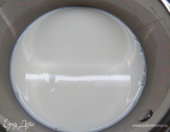 В кастрюлю наливаем 440 мл молока, добавляем 70 г сахара и щепотку соли, доводим до кипения.