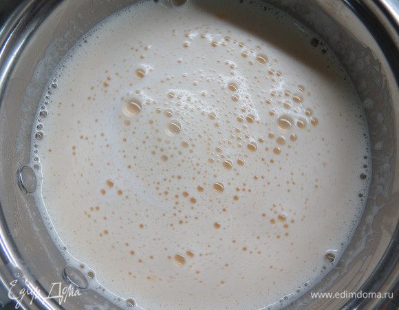 В несколько приемов добавляем половину горячего молочно-сахарного сиропа в молочно-яичную смесь, все время перемешивая, и возвращаем в кастрюлю.
