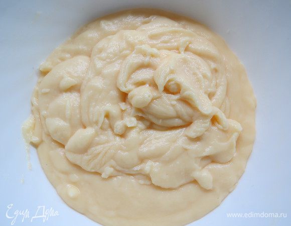 Ставим кастрюлю на средний огонь и, все время перемешивая, доводим до загустения. Если вдруг все же образовались комочки, можно протереть еще теплый крем через сито.