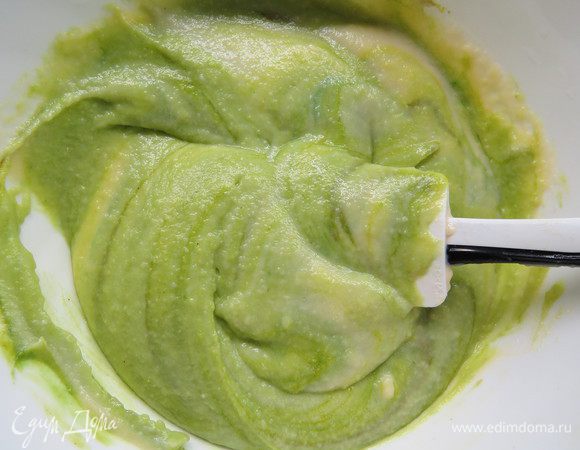 Добавляем в теплый крем 60 г фисташковой пасты, перемешиваем.