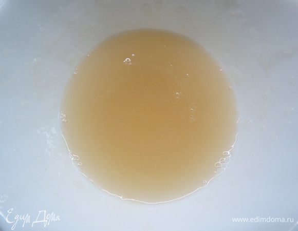 Желатин (у меня быстрорастворимый в порошке) разводим в 72 г воды (температура воды 60°С), перемешиваем до исчезновения крупинок. Если у вас другие виды желатина, действуйте согласно инструкции на упаковке. Соотношение желатина и воды, как правило, 1:6.