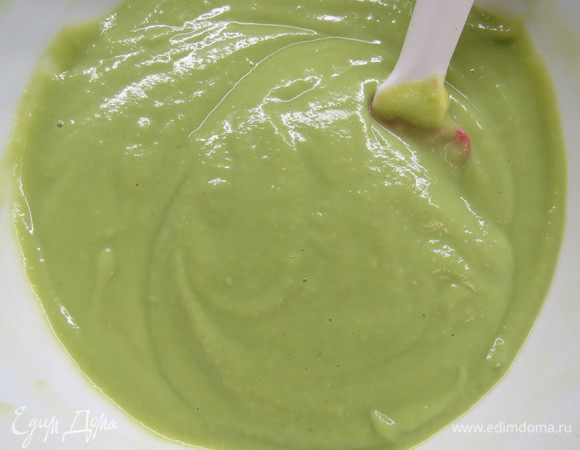 Добавляем распущенный желатин в наш фисташково-заварной крем.
