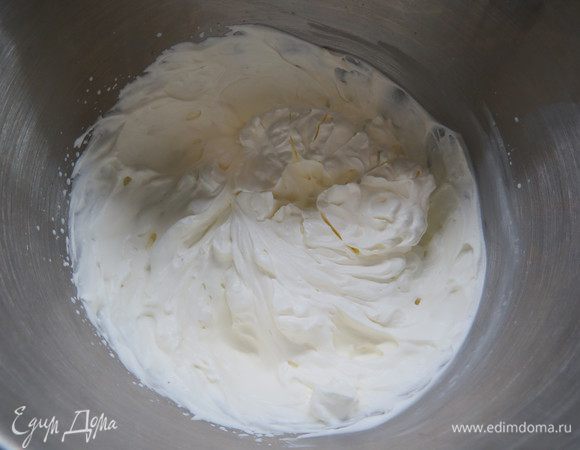 Сливки взбиваем до средних пик.