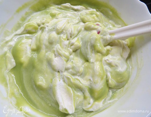 Затем вводим взбитые сливки в заварной крем. Тщательно вымешиваем лопаткой до однородности. Крем накрываем пленкой, чтобы не образовалось корочки и приступаем к сборке торта.