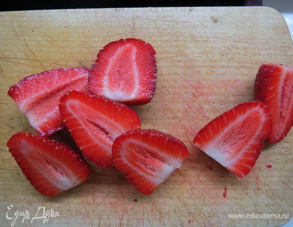 У клубники срезаем плодоножку и разрезаем каждую ягоду на половинки. Всего понадобится около 8-10 ягодок.