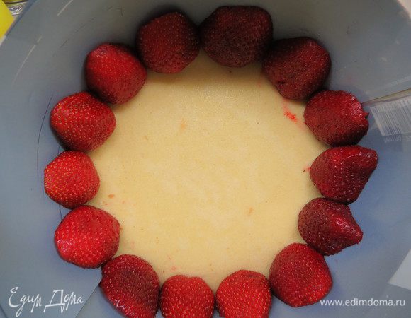 Половинки ягод размещаем по периметру форму, каждую ягодку плотно прижимаем срезом к пленке.