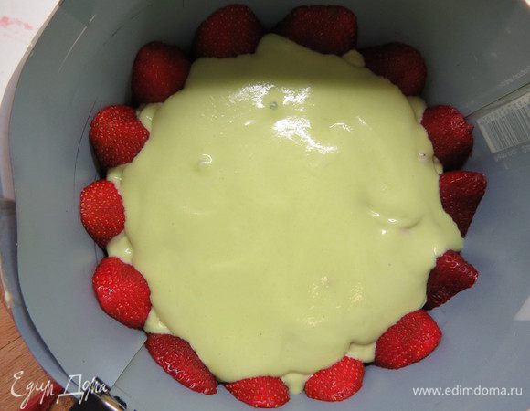 Выкладываем примерно 1/3 фисташкового крема и аккуратно распределяем между ягод, крем должен заполнить все пустоты.