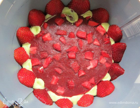 Далее выкладываем круг нашего клубничного мармелада (я его подрезала до диаметра 15-16 см). Сверху выкладываем немного фисташкового мусса.